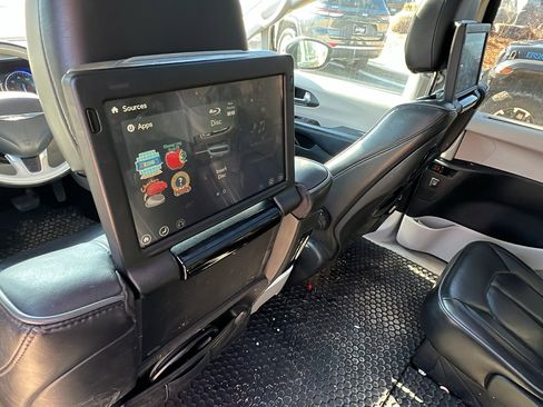 Used 2017 Chrysler Pacifica Limited image 25