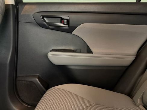Used 2022 Toyota Highlander LE FWD image 33