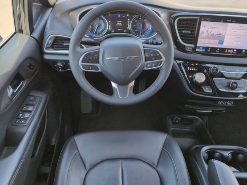 Used 2025 Chrysler Pacifica Select FWD image 13