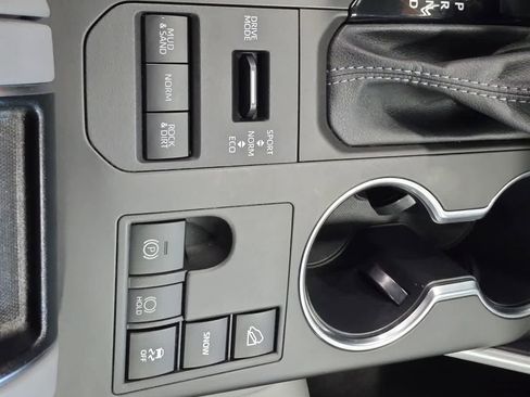 Used 2023 Toyota Highlander XLE AWD/4WD image 56