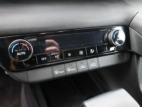 Certified 2025 Hyundai Elantra Sport image 17