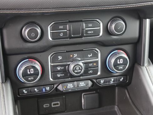 Used 2023 Chevrolet Suburban Premier AWD/4WD image 16