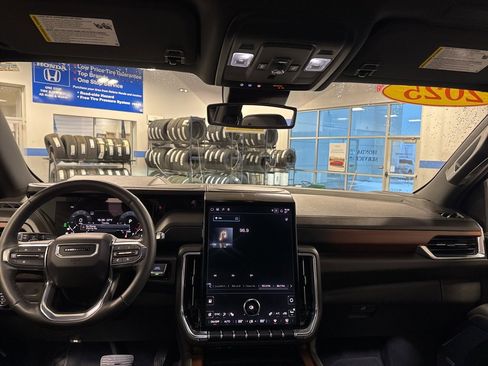 Used 2025 GMC Yukon XL Denali image 9