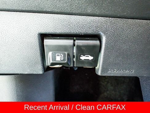 Used 2025 Nissan Versa SV FWD image 20