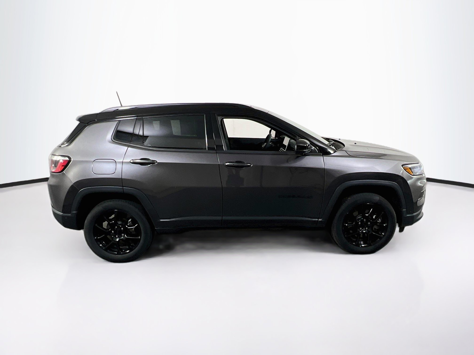 Used 2023 Jeep Compass Latitude w/ Sun and Sound Group AWD/4WD image 4