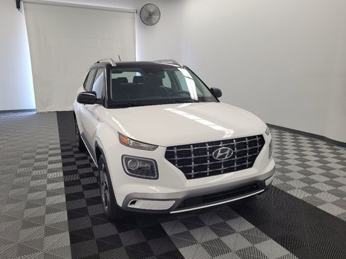 Used 2025 Hyundai Venue Limited FWD image 14