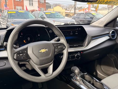 Used 2025 Chevrolet Trax LT image 16