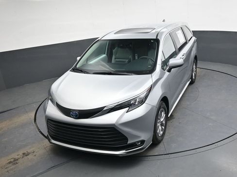 Used 2025 Toyota Sienna XLE image 35