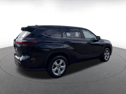 Used 2025 Toyota Highlander LE FWD image 14