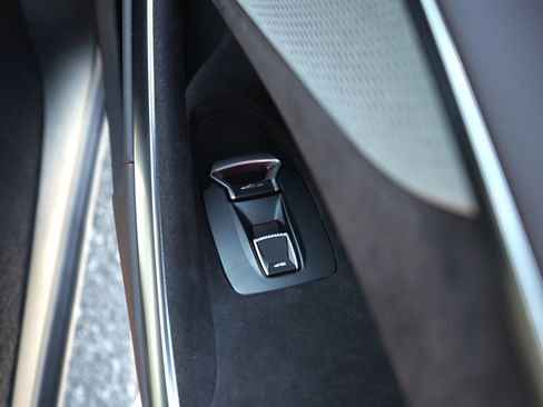 Used 2023 McLaren Artura RWD image 30