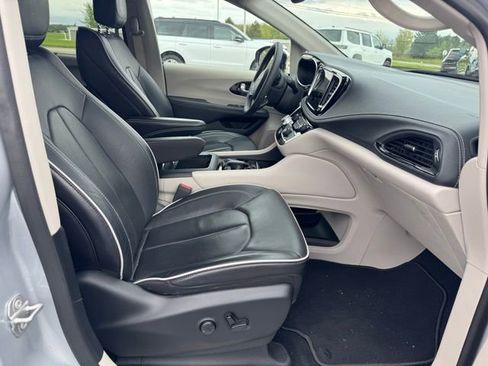 Used 2023 Chrysler Pacifica Limited FWD image 13