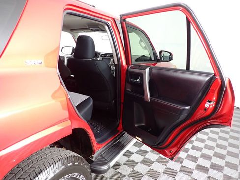 Used 2018 Toyota 4Runner SR5 AWD/4WD image 39