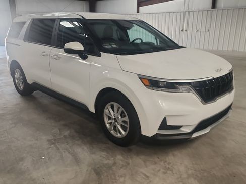 Used 2024 Kia Carnival LX image 7