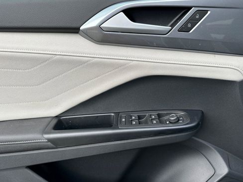 New 2026 Volkswagen Taos SEL image 10