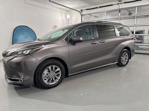 Used 2024 Toyota Sienna XLE w/ XLE Plus Package FWD image 4