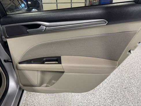 Used 2019 Ford Fusion SE image 12