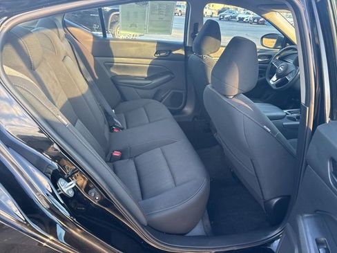 Used 2025 Nissan Altima 2.5 SV image 17