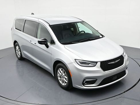 Used 2024 Chrysler Pacifica Touring-L FWD image 14