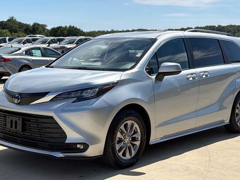 Used 2025 Toyota Sienna XLE FWD image 2
