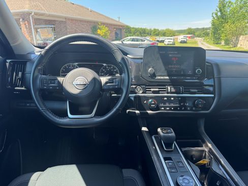 Used 2022 Nissan Pathfinder SV AWD/4WD image 14