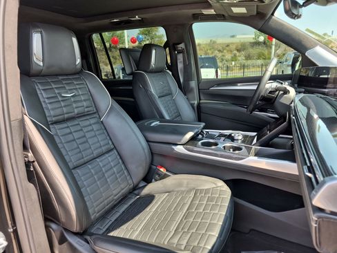 Certified 2025 Cadillac Escalade ESV V AWD/4WD image 46