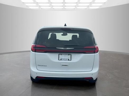 Certified 2024 Chrysler Pacifica Touring-L FWD image 6