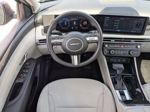 Used 2025 Hyundai Tucson SE image 15