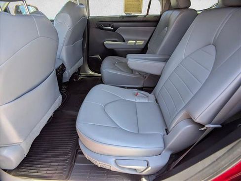 Used 2023 Toyota Highlander XLE FWD image 19