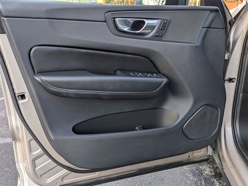 Used 2025 Volvo XC60 B5 Plus image 9