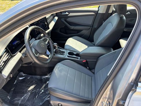 Used 2025 Volkswagen Jetta SE FWD image 28