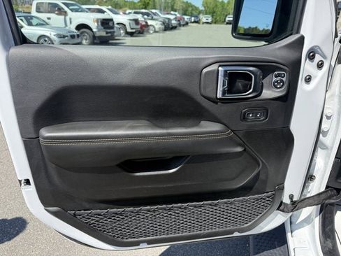 Used 2025 Jeep Wrangler Sahara AWD/4WD image 12