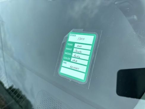 Used 2024 Chrysler Pacifica Touring-L FWD image 15