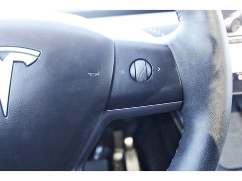 Used 2025 Tesla Model Y Long Range image 18