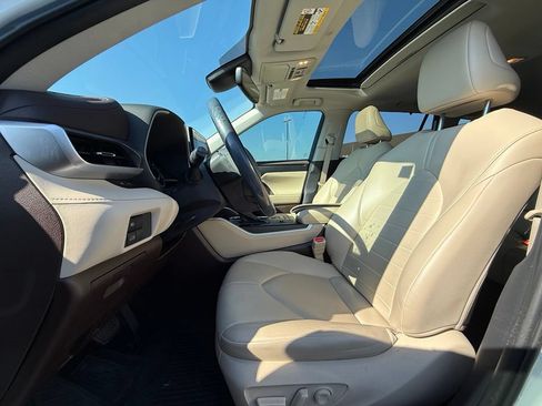 Used 2021 Toyota Highlander XLE FWD image 22