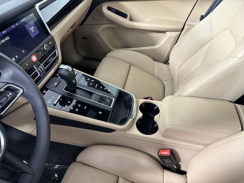 Certified 2024 Porsche Macan AWD/4WD image 32