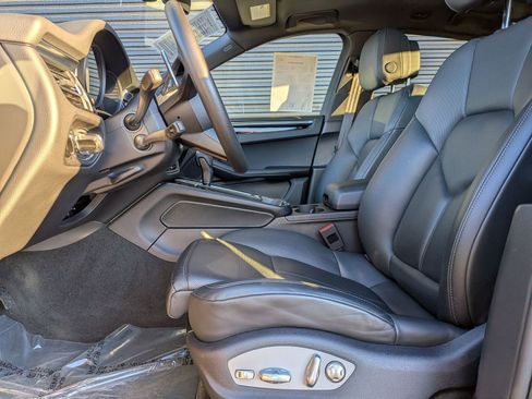 Certified 2024 Porsche Macan image 5