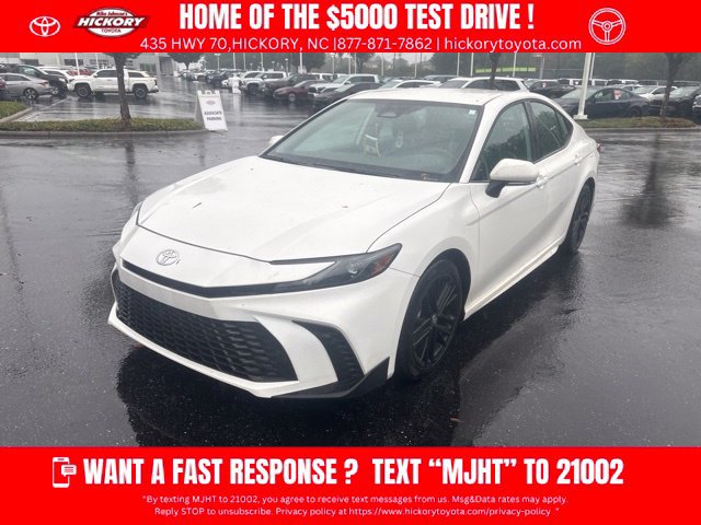 Used 2025 Toyota Camry SE FWD image 1