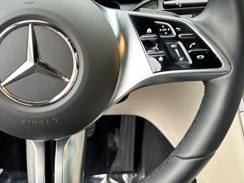 Used 2025 Mercedes-Benz GLC 300 4MATIC image 18