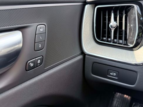 Certified 2025 Volvo XC60 B5 Plus AWD/4WD image 19