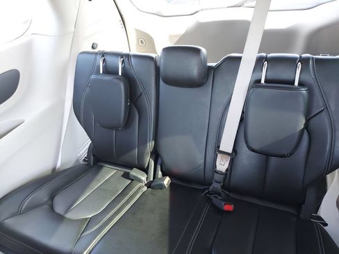 Used 2023 Chrysler Pacifica Touring-L FWD image 27