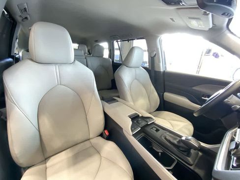 Used 2024 Toyota Grand Highlander XLE AWD/4WD image 27