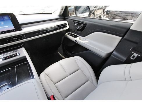 Used 2025 Lincoln Aviator 2WD image 14