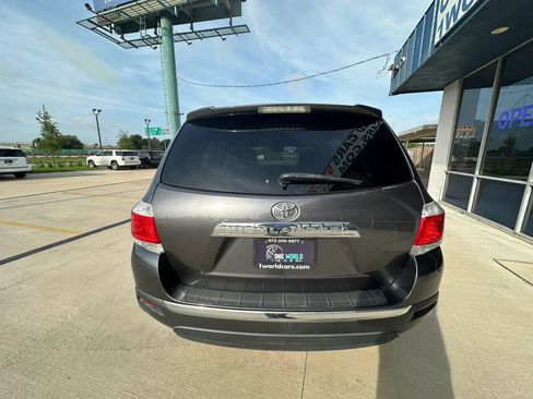 Used 2012 Toyota Highlander Limited w/ Tow Pkg FWD image 4