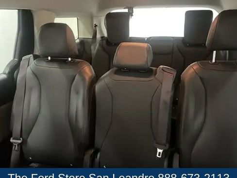 Used 2025 Kia Carnival FWD image 12