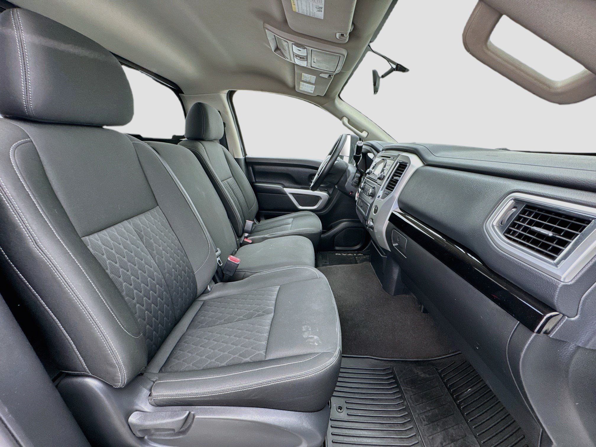 Used 2017 Nissan Titan SV RWD image 17