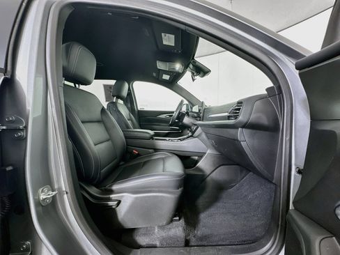Used 2025 Chevrolet Traverse LT FWD image 33