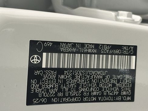 Used 2025 Toyota Prius Plug-In Hybrid image 32