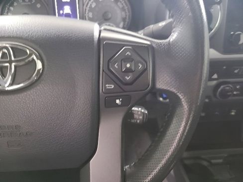 Used 2017 Toyota Tacoma TRD Off-Road w/ Premium & Technology Package AWD/4WD image 28