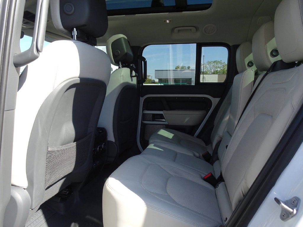 Used 2023 Land Rover Defender 130 SE AWD/4WD image 17