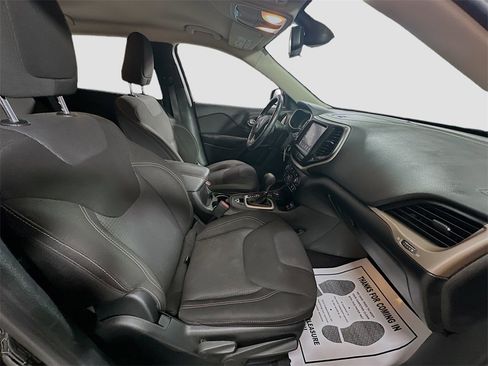 Used 2017 Jeep Cherokee Latitude w/ Comfort & Sound Group image 23